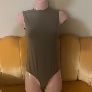 Skims Large essential crew neck sleeveless bodysuit